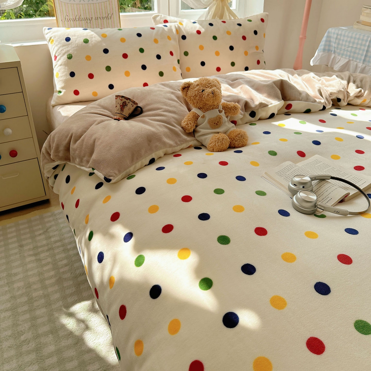 91家纺网 家纺一手货源 找家纺 暖芯优选 2025新款小清新加厚高克重牛奶绒四件套直播热款电商热款 奇异波点