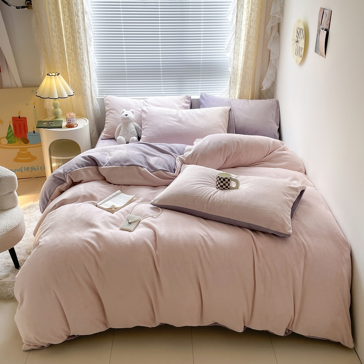 91家纺网 家纺一手货源 找家纺 小叮当家纺仓储工厂店 2025新款纯色双拼牛奶绒四件套190克 卡尔-桃粉+浅紫