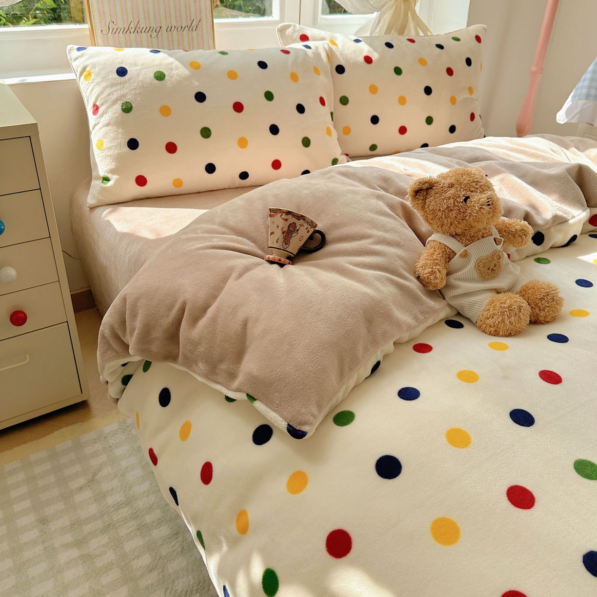 91家纺网 家纺一手货源 找家纺 暖芯优选 2025新款小清新加厚高克重牛奶绒四件套直播热款电商热款 奇异波点