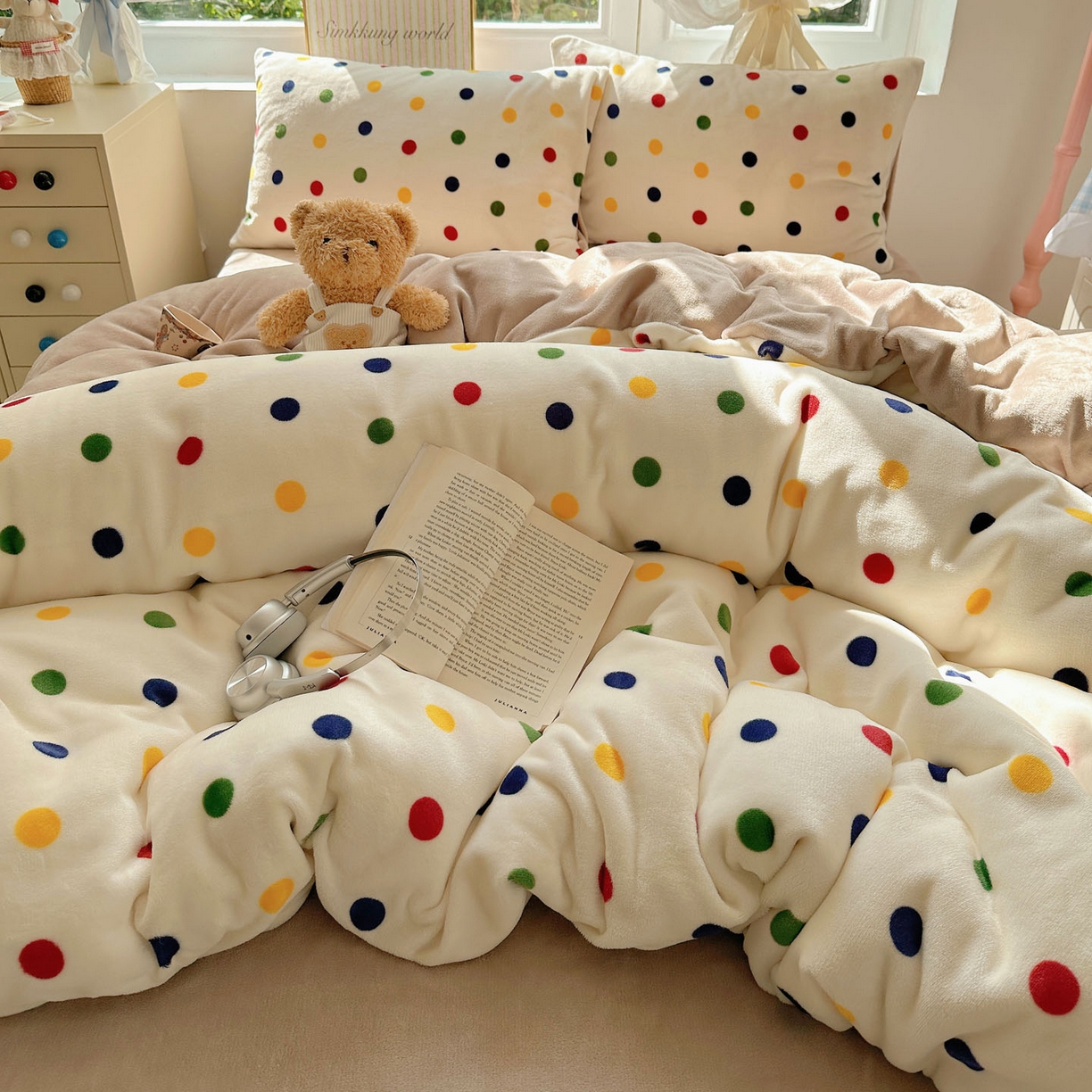 91家纺网 家纺一手货源 找家纺 暖芯优选 2025新款小清新加厚高克重牛奶绒四件套直播热款电商热款 奇异波点