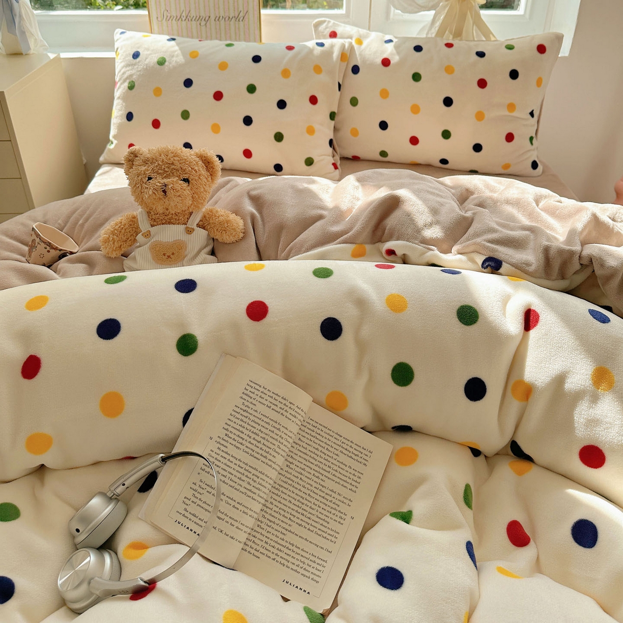 91家纺网 家纺一手货源 找家纺 暖芯优选 2025新款小清新加厚高克重牛奶绒四件套直播热款电商热款 奇异波点