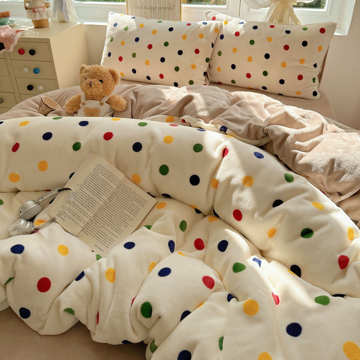 91家纺网 家纺一手货源 找家纺 暖芯优选 2025新款小清新加厚高克重牛奶绒四件套直播热款电商热款 奇异波点