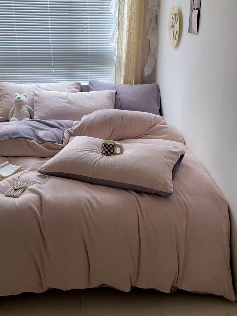 91家纺网 家纺一手货源 找家纺 小叮当家纺仓储工厂店 2025新款纯色双拼牛奶绒四件套190克 卡尔-桃粉+浅紫