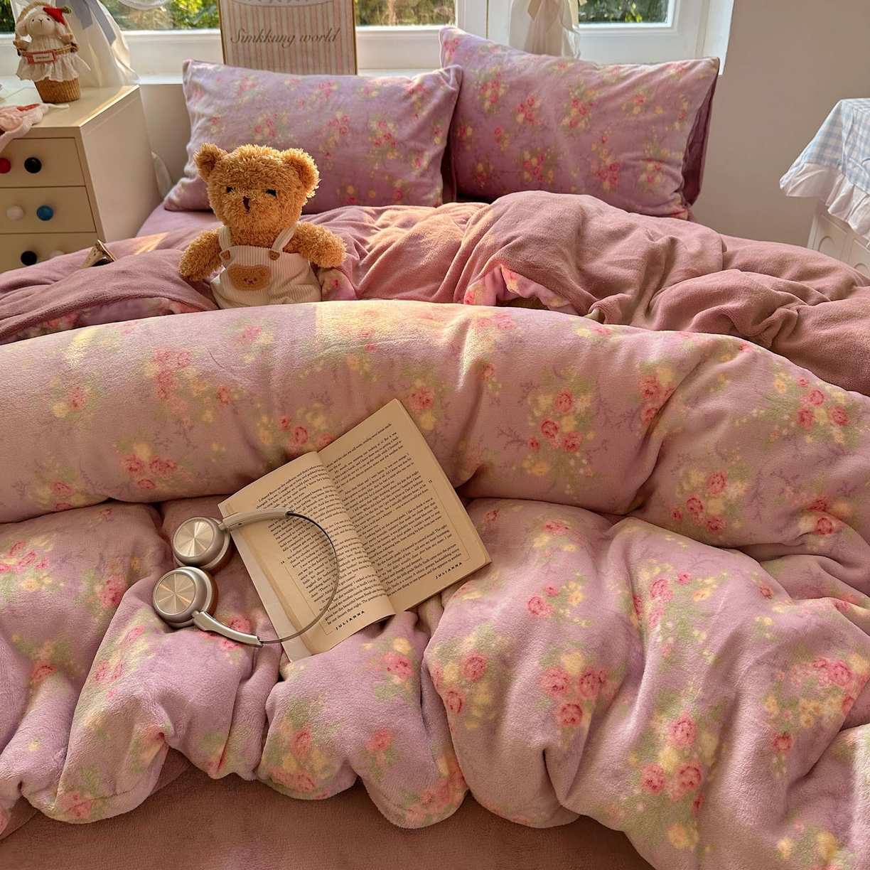 91家纺网 家纺一手货源 找家纺 暖芯优选 2025新款小清新加厚高克重牛奶绒四件套直播热款电商热款 花团锦簇