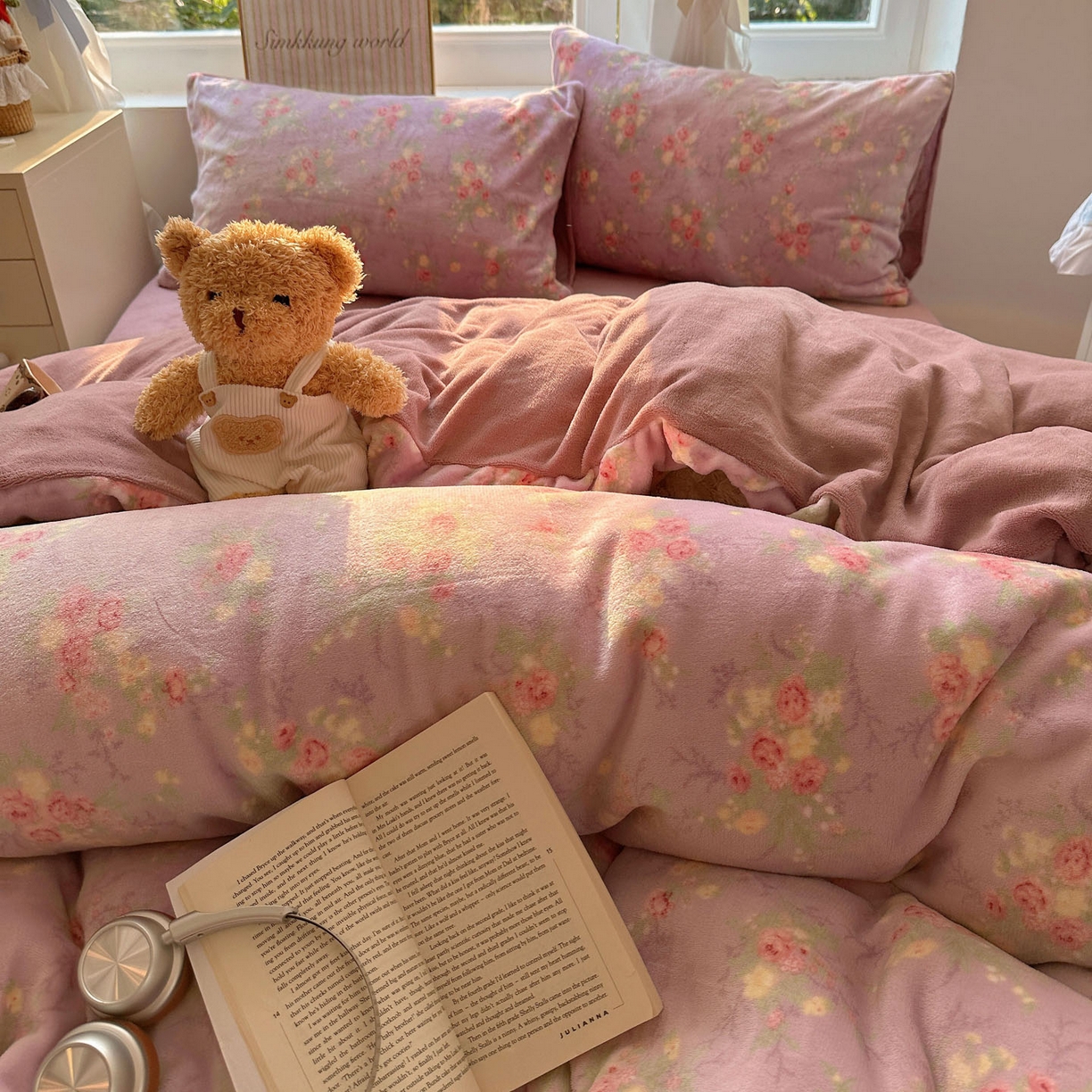 91家纺网 家纺一手货源 找家纺 暖芯优选 2025新款小清新加厚高克重牛奶绒四件套直播热款电商热款 花团锦簇