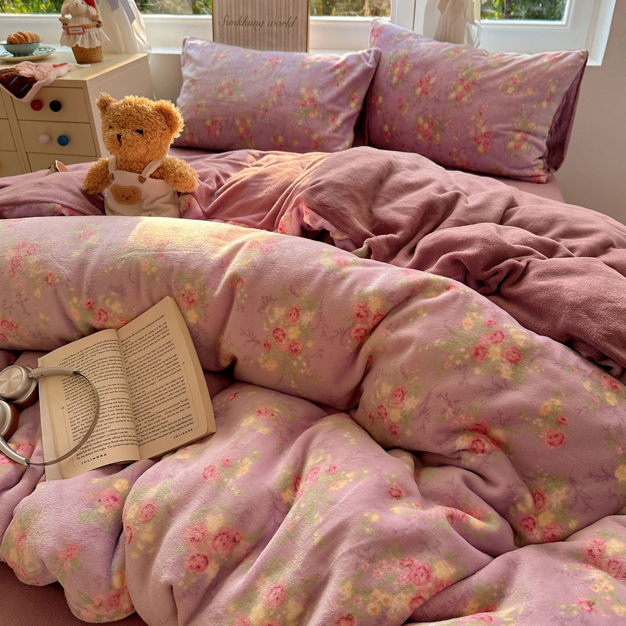 91家纺网 家纺一手货源 找家纺 暖芯优选 2025新款小清新加厚高克重牛奶绒四件套直播热款电商热款 花团锦簇