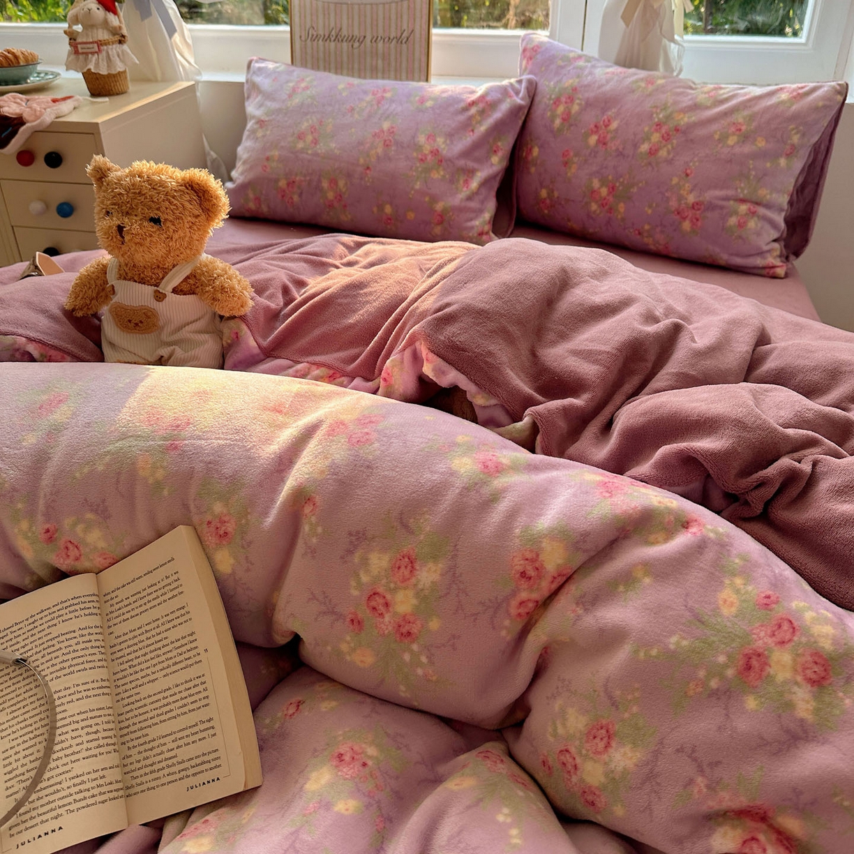 91家纺网 家纺一手货源 找家纺 暖芯优选 2025新款小清新加厚高克重牛奶绒四件套直播热款电商热款 花团锦簇