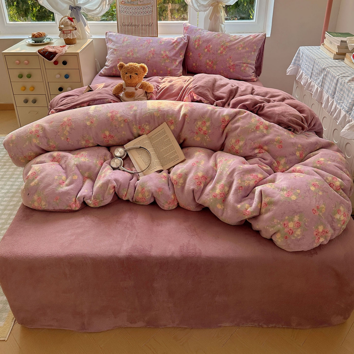 91家纺网 家纺一手货源 找家纺 暖芯优选 2025新款小清新加厚高克重牛奶绒四件套直播热款电商热款 花团锦簇