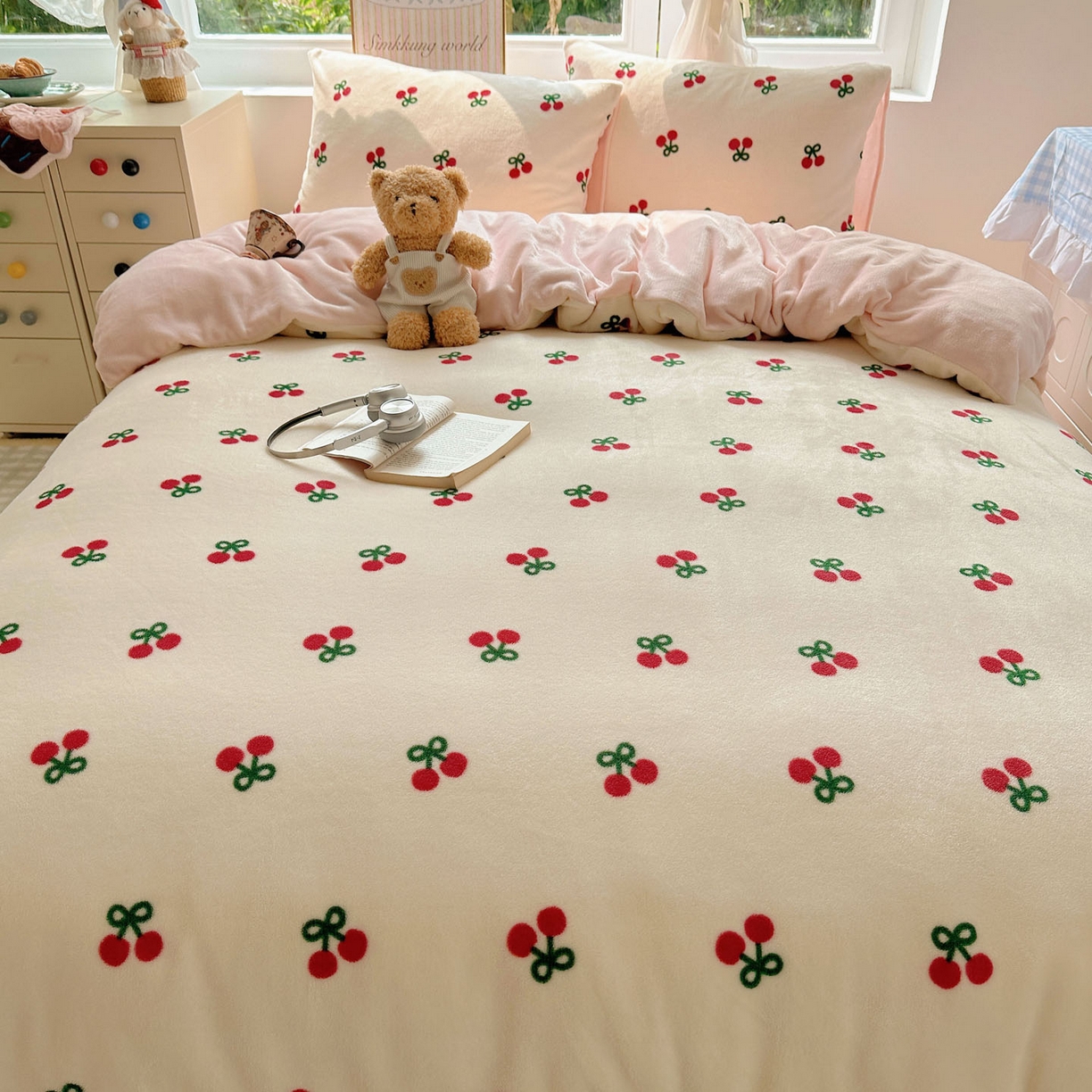 91家纺网 家纺一手货源 找家纺 暖芯优选 2025新款小清新加厚高克重牛奶绒四件套直播热款电商热款 粉色樱桃