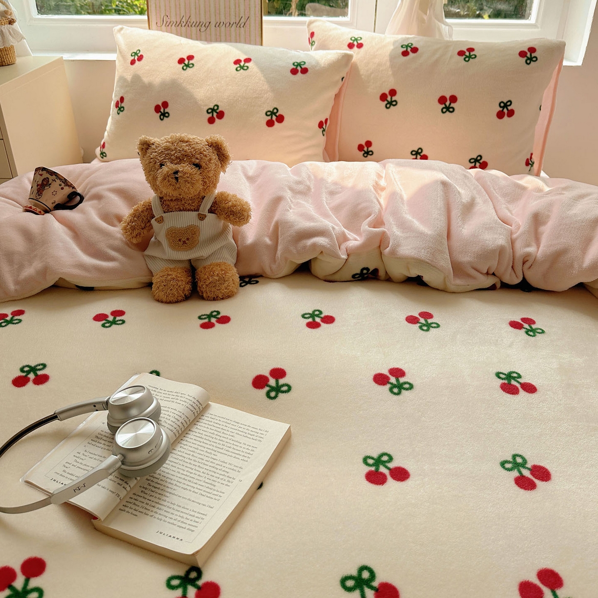 91家纺网 家纺一手货源 找家纺 暖芯优选 2025新款小清新加厚高克重牛奶绒四件套直播热款电商热款 粉色樱桃