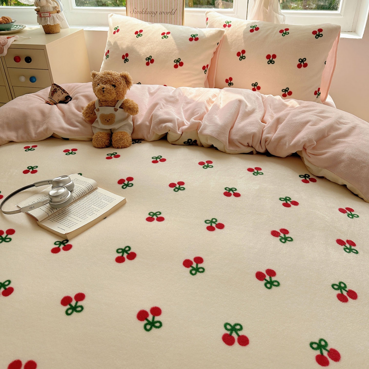 91家纺网 家纺一手货源 找家纺 暖芯优选 2025新款小清新加厚高克重牛奶绒四件套直播热款电商热款 粉色樱桃