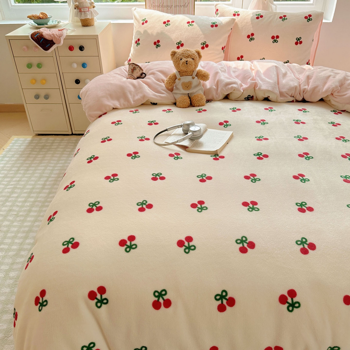 91家纺网 家纺一手货源 找家纺 暖芯优选 2025新款小清新加厚高克重牛奶绒四件套直播热款电商热款 粉色樱桃