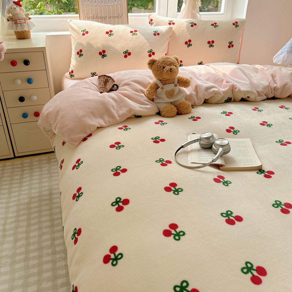 91家纺网 家纺一手货源 找家纺 暖芯优选 2025新款小清新加厚高克重牛奶绒四件套直播热款电商热款 粉色樱桃