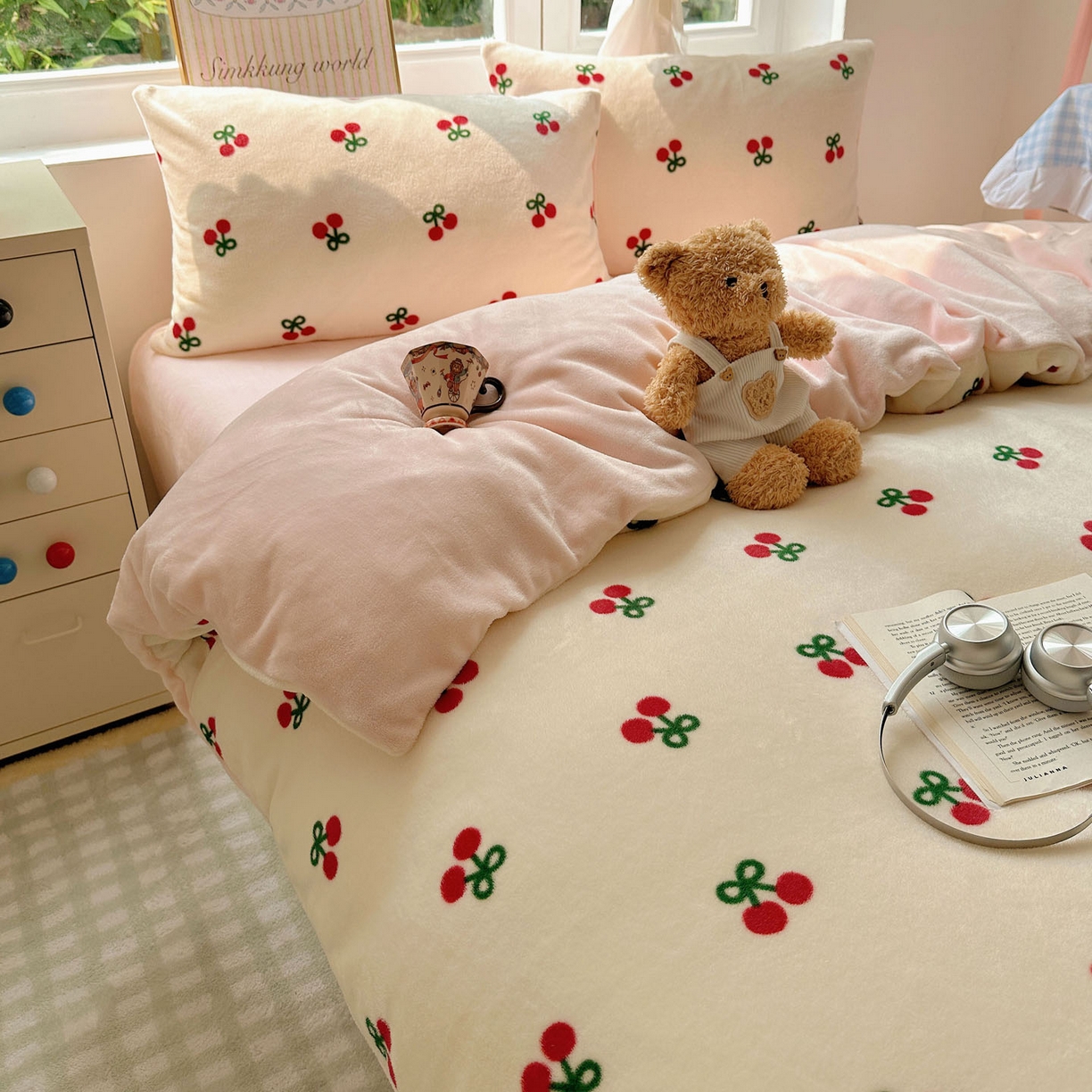 91家纺网 家纺一手货源 找家纺 暖芯优选 2025新款小清新加厚高克重牛奶绒四件套直播热款电商热款 粉色樱桃