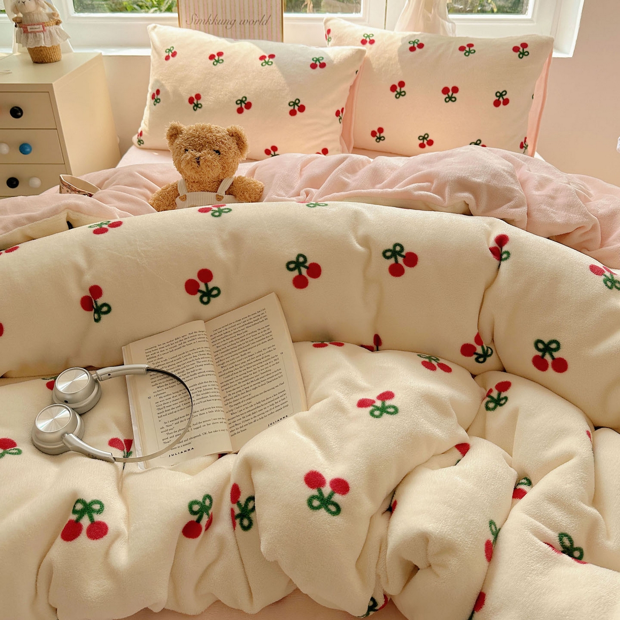 91家纺网 家纺一手货源 找家纺 暖芯优选 2025新款小清新加厚高克重牛奶绒四件套直播热款电商热款 粉色樱桃