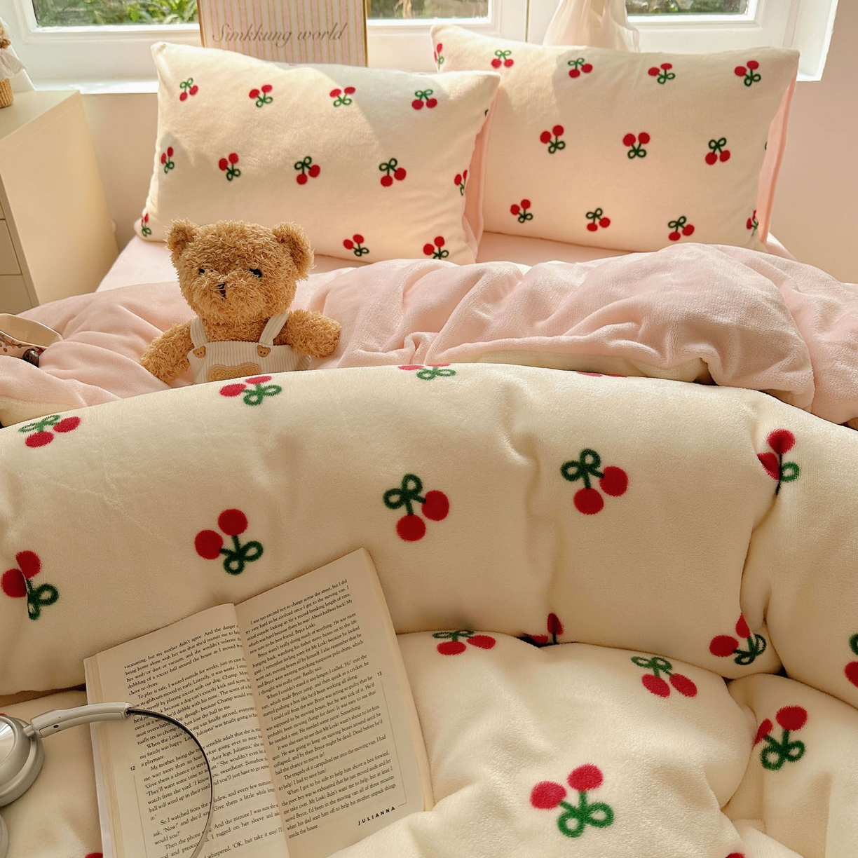 91家纺网 家纺一手货源 找家纺 暖芯优选 2025新款小清新加厚高克重牛奶绒四件套直播热款电商热款 粉色樱桃