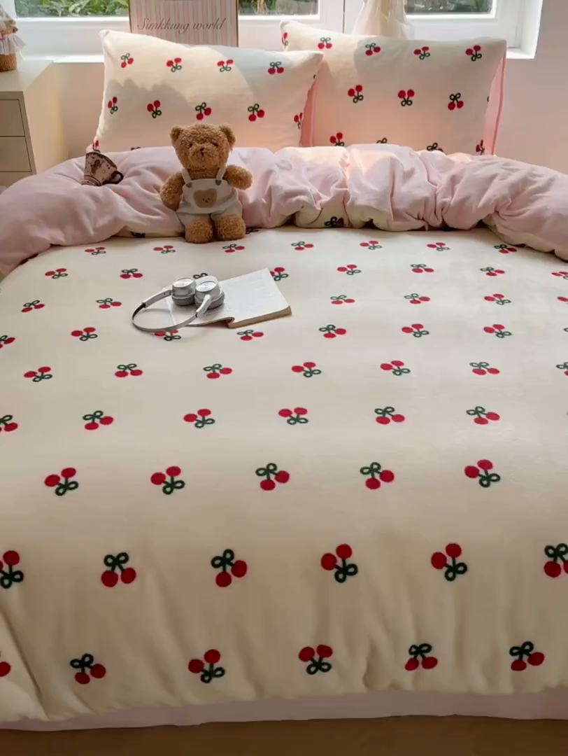 91家纺网 家纺一手货源 找家纺 暖芯优选 2025新款小清新加厚高克重牛奶绒四件套直播热款电商热款 粉色樱桃