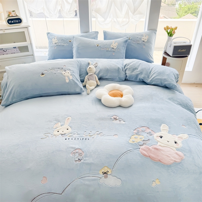 91家纺网 家纺一手货源 找家纺 （总）恋绒家纺 2025新款牛奶绒贴布绣四件套卡通三件套