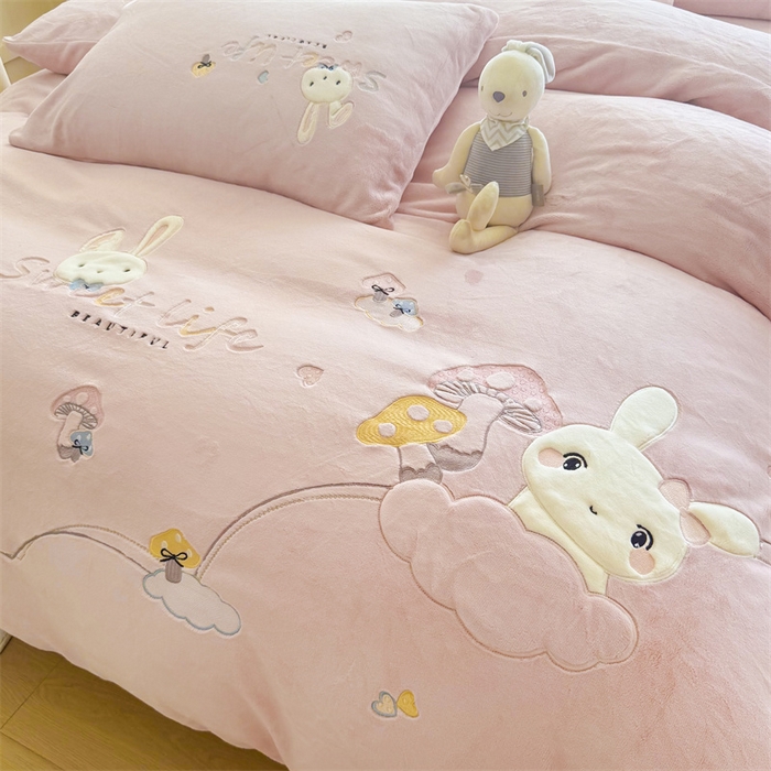 91家纺网 家纺一手货源 找家纺 （总）恋绒家纺 2025新款牛奶绒贴布绣四件套卡通三件套