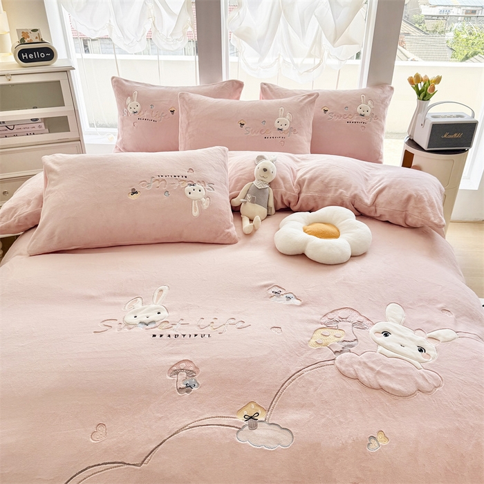 91家纺网 家纺一手货源 找家纺 （总）恋绒家纺 2025新款牛奶绒贴布绣四件套卡通三件套