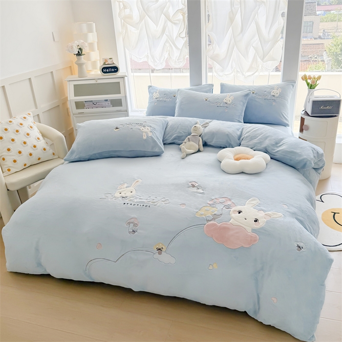 91家纺网 家纺一手货源 找家纺 恋绒家纺 2025新款牛奶绒贴布绣四件套卡通三件套 浅石蓝
