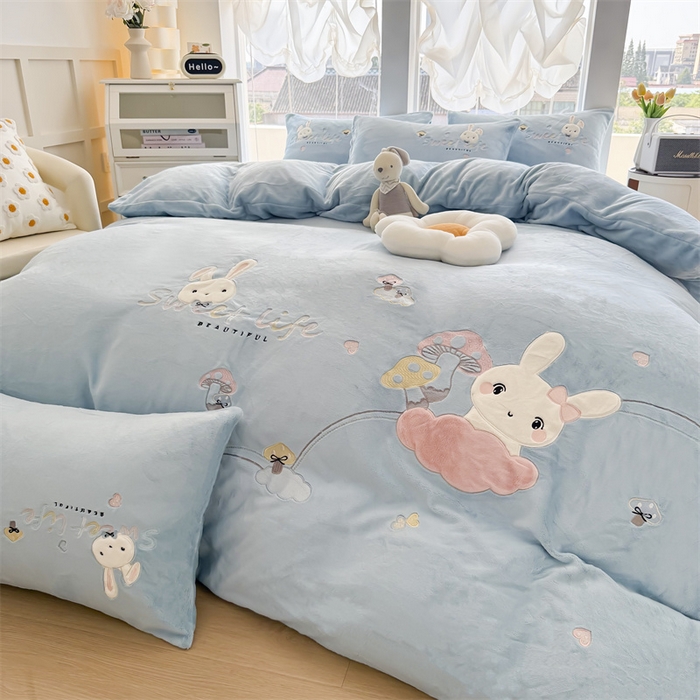 91家纺网 家纺一手货源 找家纺 恋绒家纺 2025新款牛奶绒贴布绣四件套卡通三件套 浅石蓝