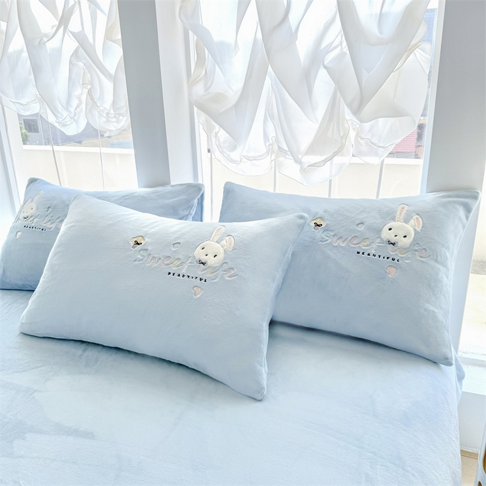 91家纺网 家纺一手货源 找家纺 恋绒家纺 2025新款牛奶绒贴布绣四件套卡通三件套 浅石蓝