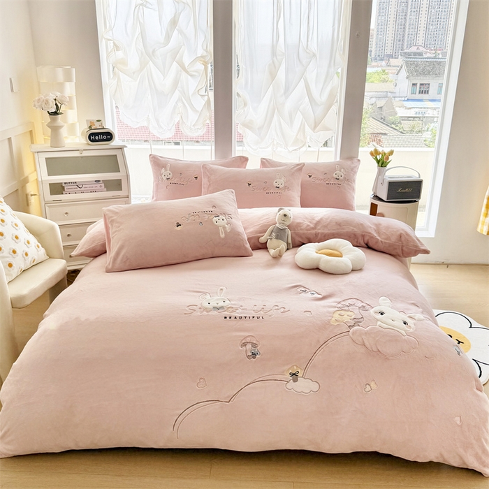 91家纺网 家纺一手货源 找家纺 恋绒家纺 2025新款牛奶绒贴布绣四件套卡通三件套 玛瑙粉