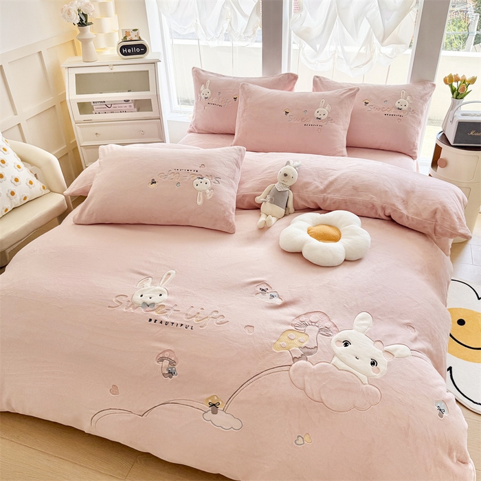 91家纺网 家纺一手货源 找家纺 恋绒家纺 2025新款牛奶绒贴布绣四件套卡通三件套 玛瑙粉