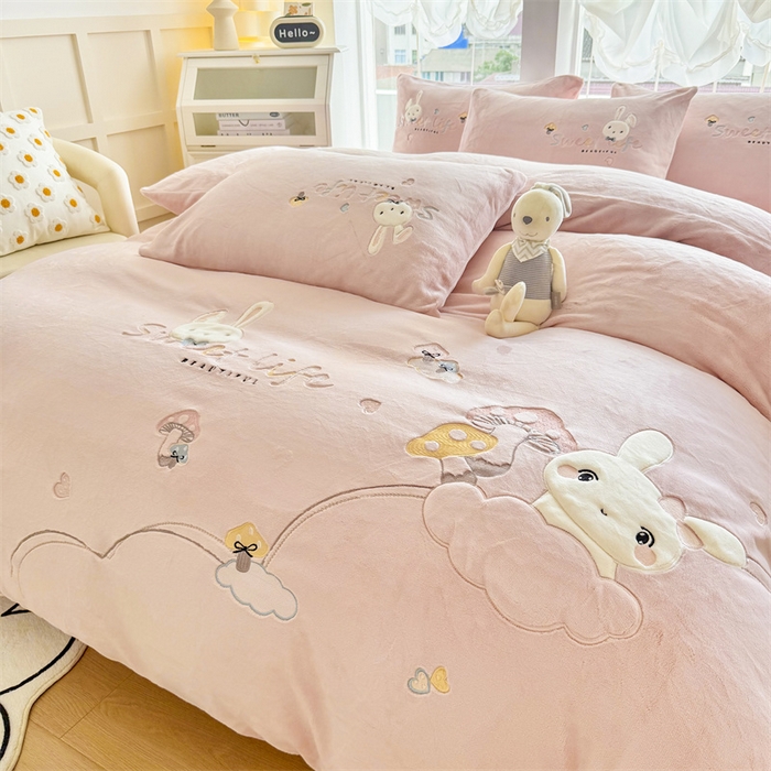 91家纺网 家纺一手货源 找家纺 恋绒家纺 2025新款牛奶绒贴布绣四件套卡通三件套 玛瑙粉