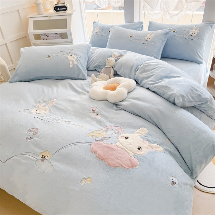 91家纺网 家纺一手货源 找家纺 恋绒家纺 2025新款牛奶绒贴布绣四件套卡通三件套 浅石蓝