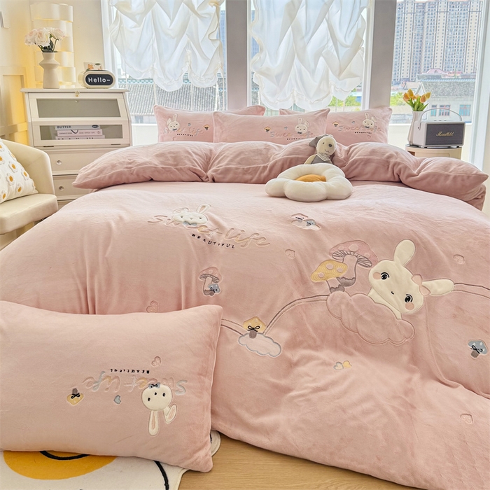 91家纺网 家纺一手货源 找家纺 恋绒家纺 2025新款牛奶绒贴布绣四件套卡通三件套 玛瑙粉