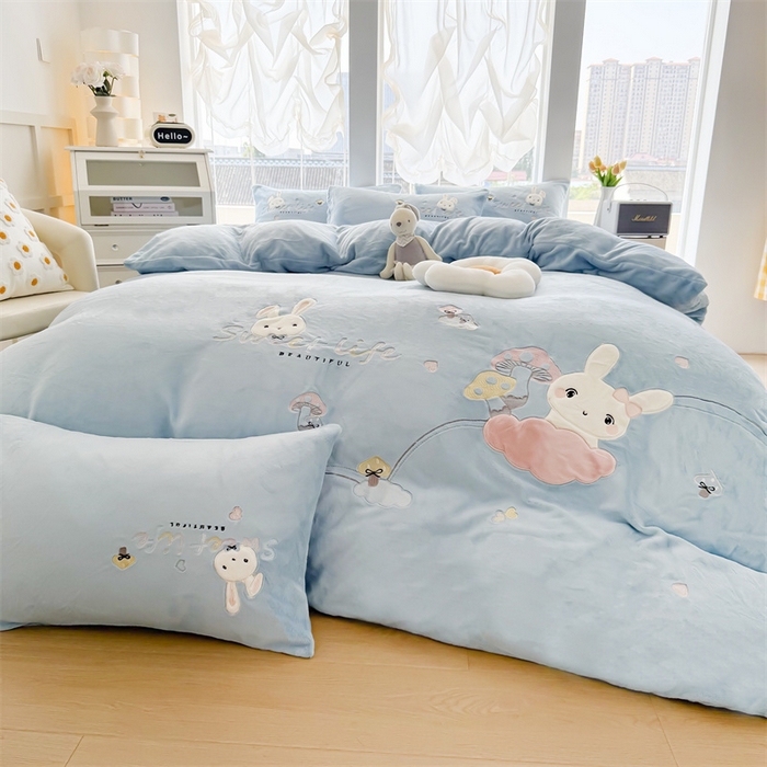 91家纺网 家纺一手货源 找家纺 恋绒家纺 2025新款牛奶绒贴布绣四件套卡通三件套 浅石蓝