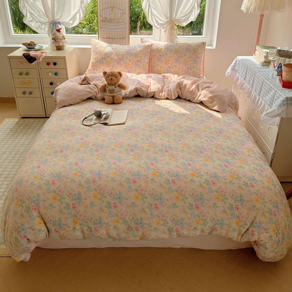 91家纺网 家纺一手货源 找家纺 暖芯优选 2025新款小清新加厚高克重牛奶绒四件套直播热款电商热款 春意满园