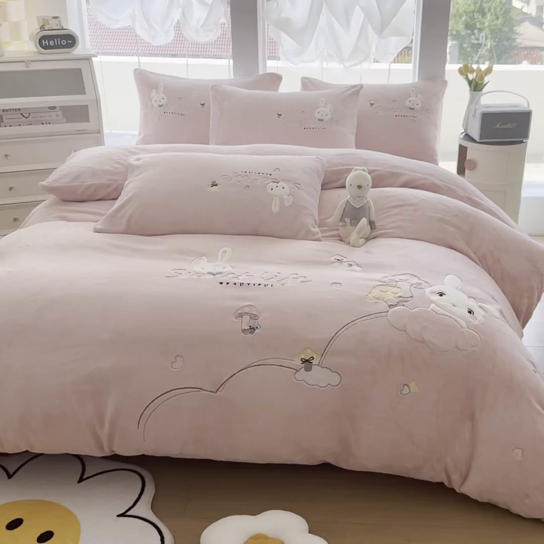 91家纺网 家纺一手货源 找家纺 （总）恋绒家纺 2025新款牛奶绒贴布绣四件套卡通三件套