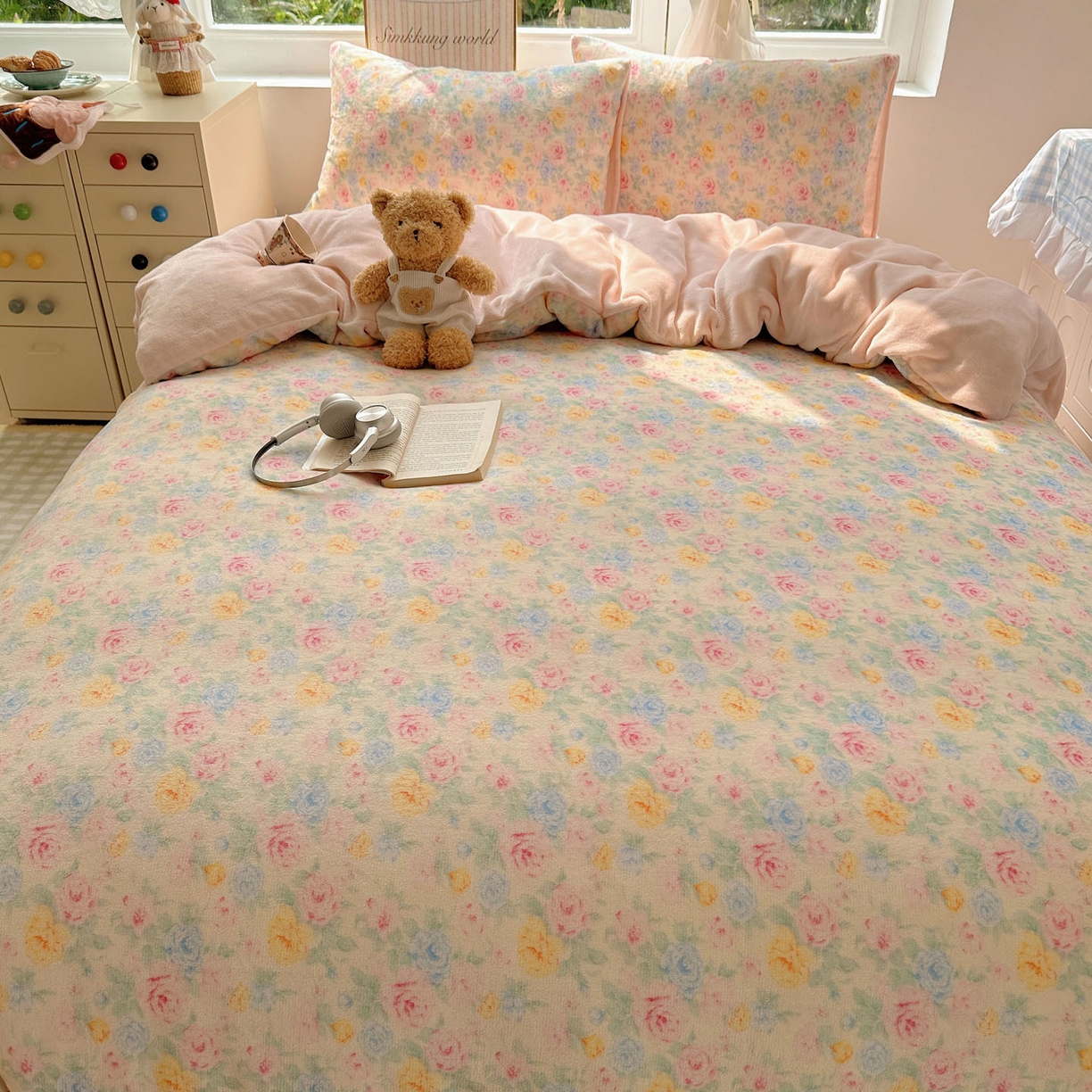 91家纺网 家纺一手货源 找家纺 暖芯优选 2025新款小清新加厚高克重牛奶绒四件套直播热款电商热款 春意满园