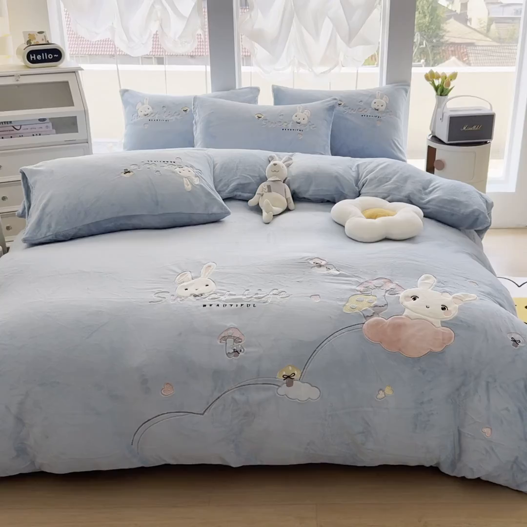 91家纺网 家纺一手货源 找家纺 恋绒家纺 2025新款牛奶绒贴布绣四件套卡通三件套 浅石蓝