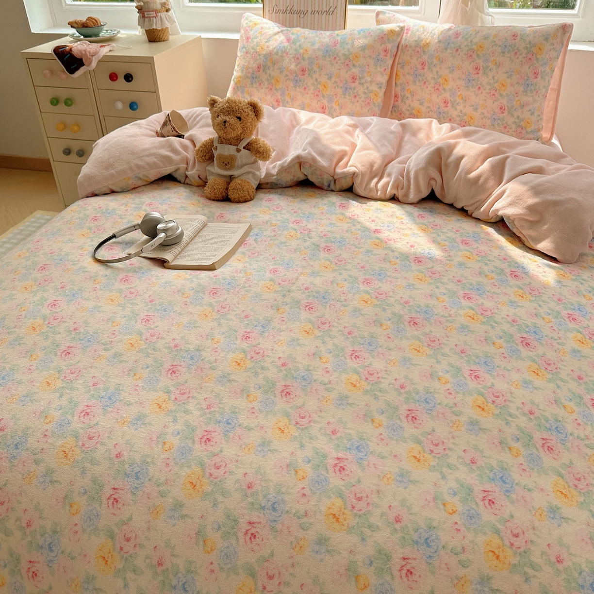 91家纺网 家纺一手货源 找家纺 暖芯优选 2025新款小清新加厚高克重牛奶绒四件套直播热款电商热款 春意满园