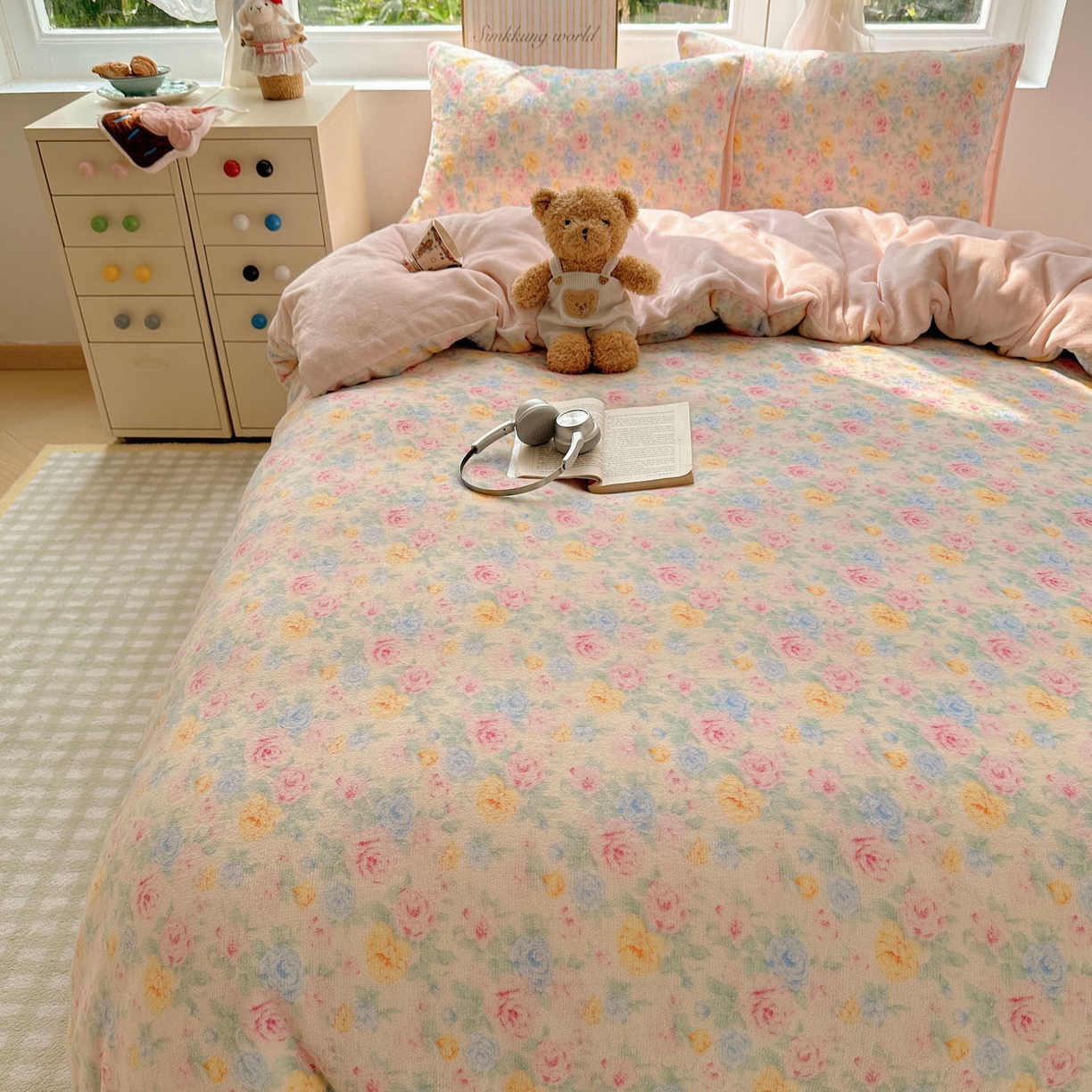 91家纺网 家纺一手货源 找家纺 暖芯优选 2025新款小清新加厚高克重牛奶绒四件套直播热款电商热款 春意满园