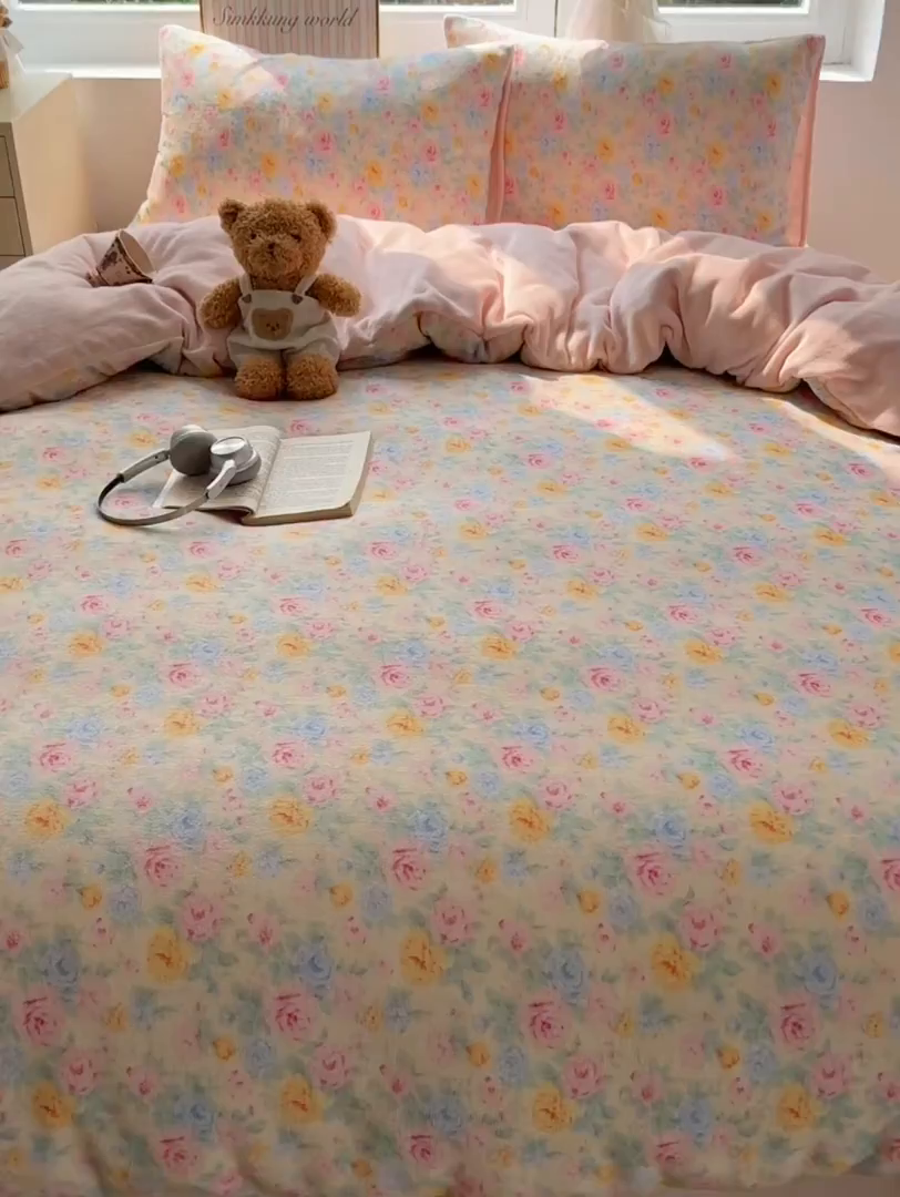 91家纺网 家纺一手货源 找家纺 暖芯优选 2025新款小清新加厚高克重牛奶绒四件套直播热款电商热款 春意满园