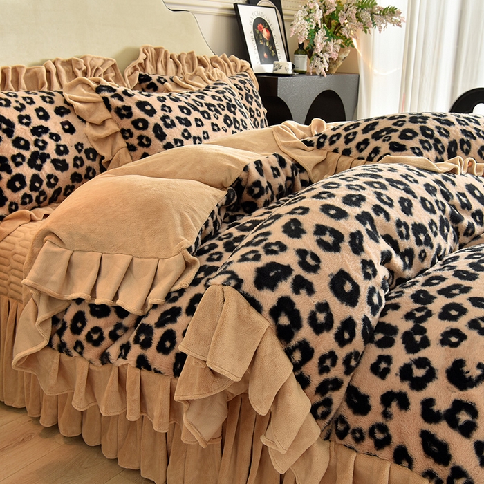 91家纺网 家纺一手货源 找家纺 茉保家纺 2025新款9.5斤秋冬保暖牛奶绒印花兔毛绒四件套 豹纹咖