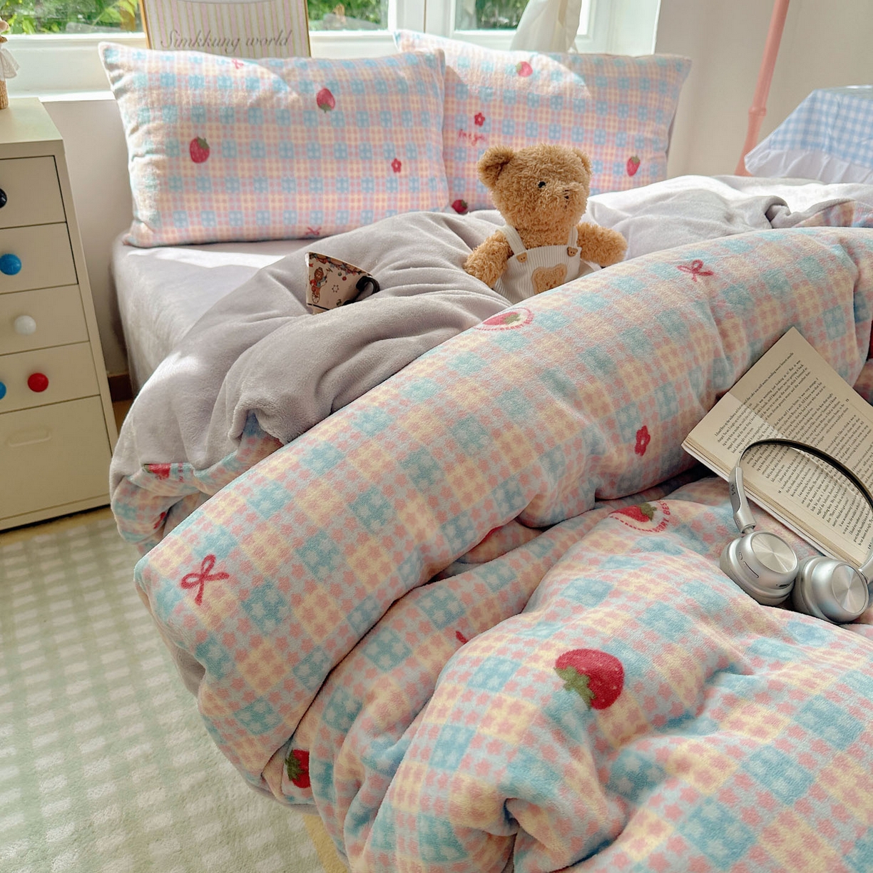 91家纺网 家纺一手货源 找家纺 暖芯优选 2025新款小清新加厚高克重牛奶绒四件套直播热款电商热款 草莓星星