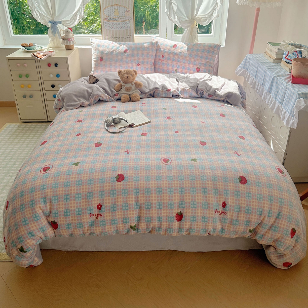 91家纺网 家纺一手货源 找家纺 暖芯优选 2025新款小清新加厚高克重牛奶绒四件套直播热款电商热款 草莓星星