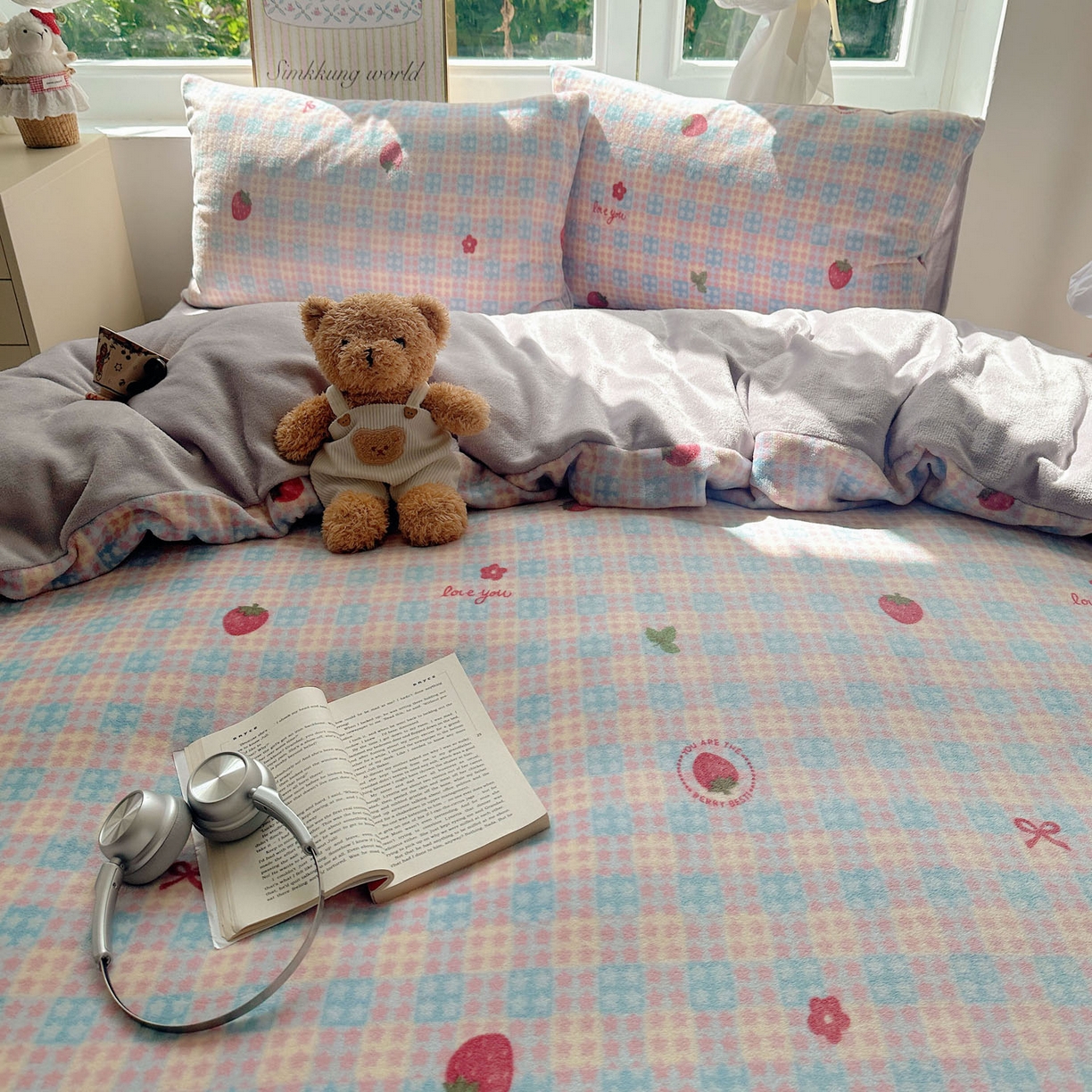 91家纺网 家纺一手货源 找家纺 暖芯优选 2025新款小清新加厚高克重牛奶绒四件套直播热款电商热款 草莓星星