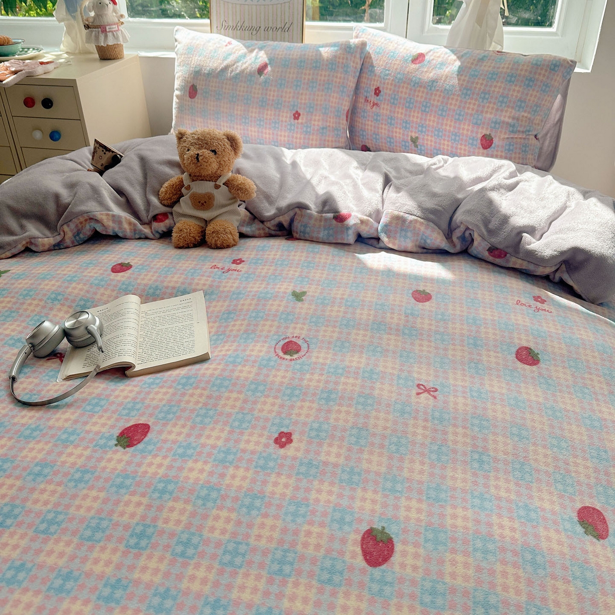 91家纺网 家纺一手货源 找家纺 暖芯优选 2025新款小清新加厚高克重牛奶绒四件套直播热款电商热款 草莓星星