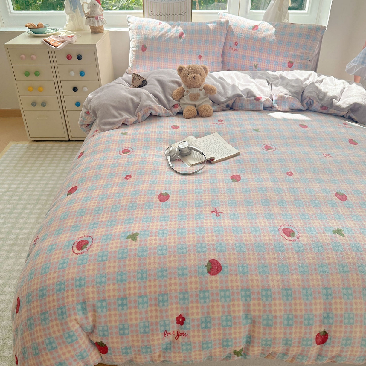 91家纺网 家纺一手货源 找家纺 暖芯优选 2025新款小清新加厚高克重牛奶绒四件套直播热款电商热款 草莓星星