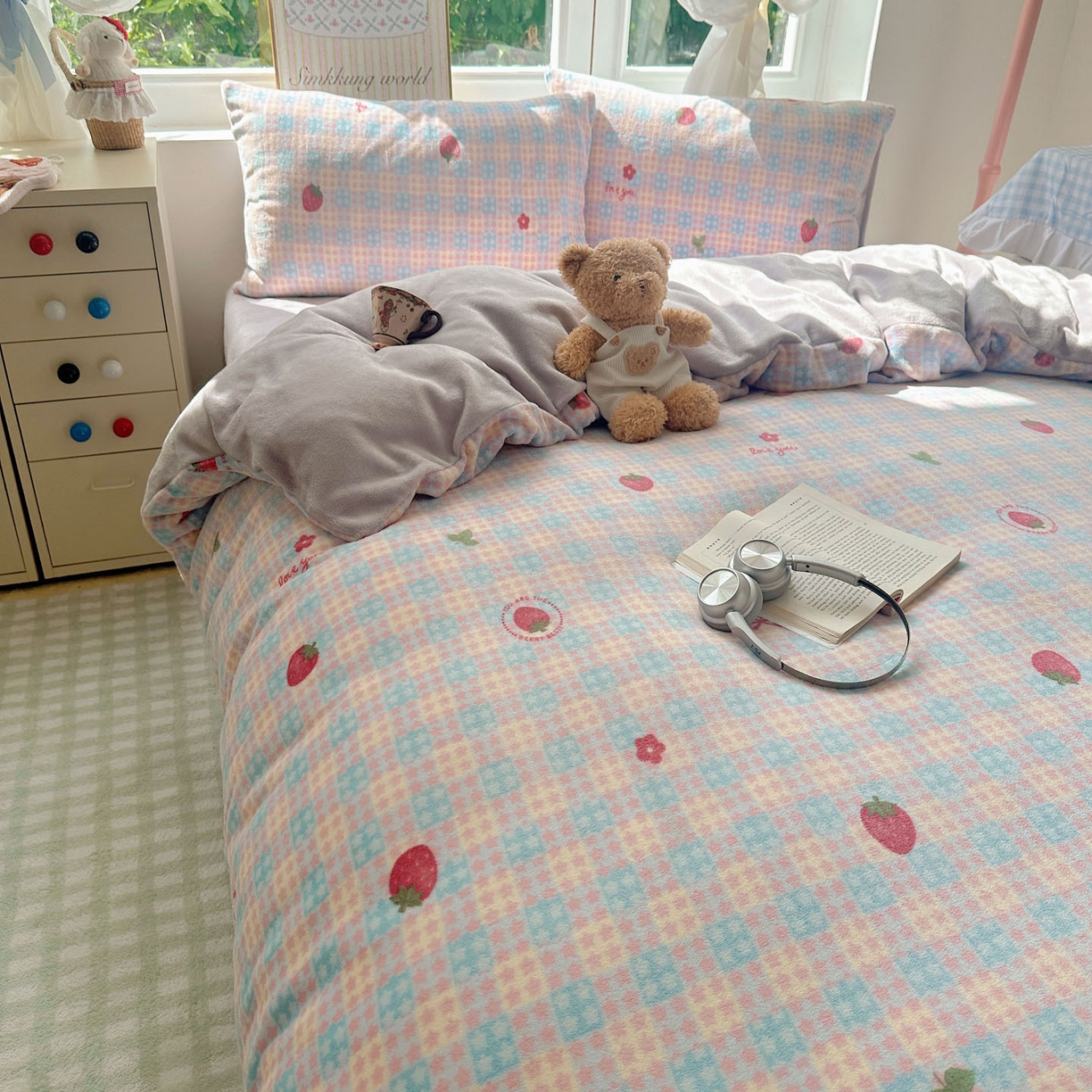 91家纺网 家纺一手货源 找家纺 暖芯优选 2025新款小清新加厚高克重牛奶绒四件套直播热款电商热款 草莓星星