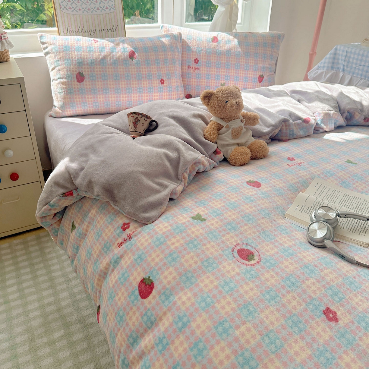 91家纺网 家纺一手货源 找家纺 暖芯优选 2025新款小清新加厚高克重牛奶绒四件套直播热款电商热款 草莓星星