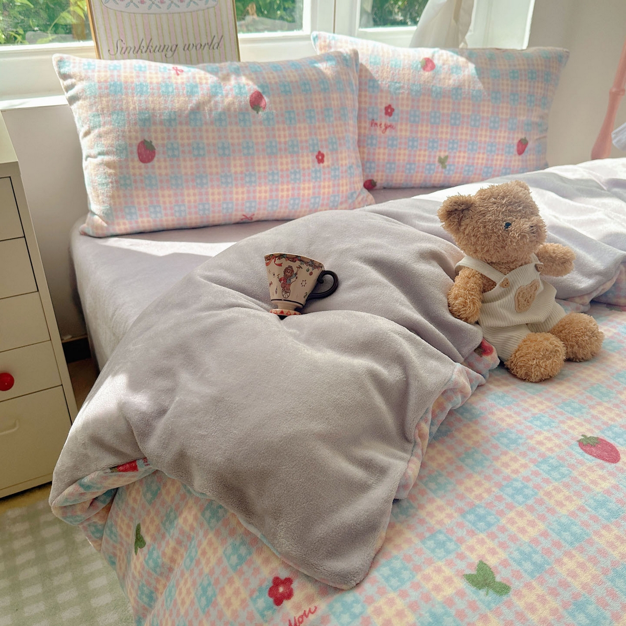 91家纺网 家纺一手货源 找家纺 暖芯优选 2025新款小清新加厚高克重牛奶绒四件套直播热款电商热款 草莓星星