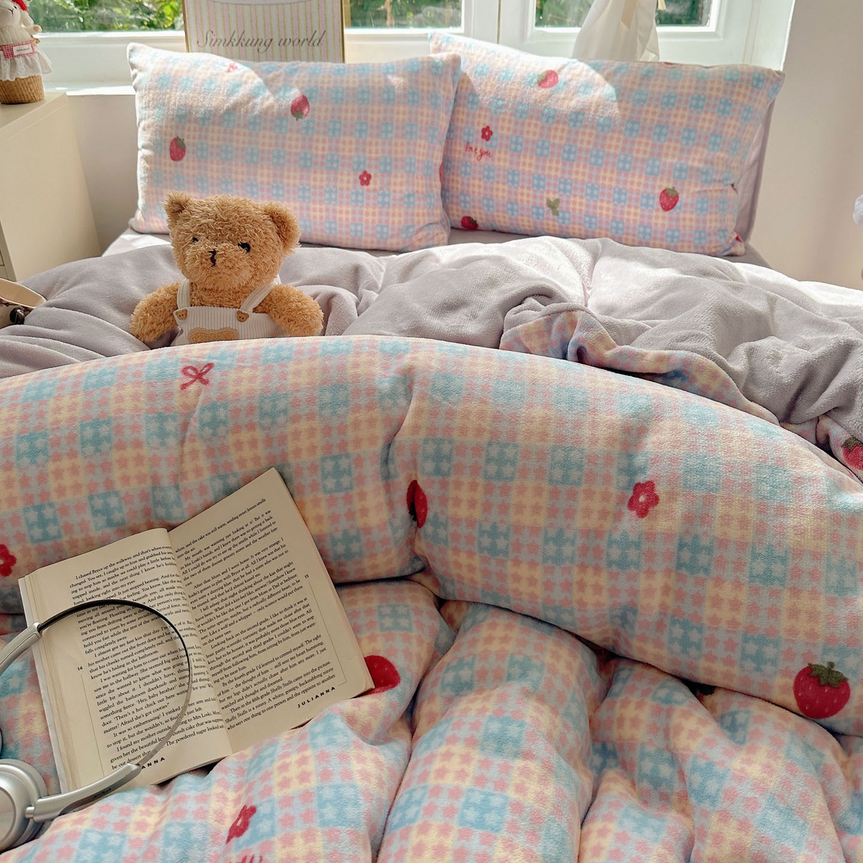 91家纺网 家纺一手货源 找家纺 暖芯优选 2025新款小清新加厚高克重牛奶绒四件套直播热款电商热款 草莓星星